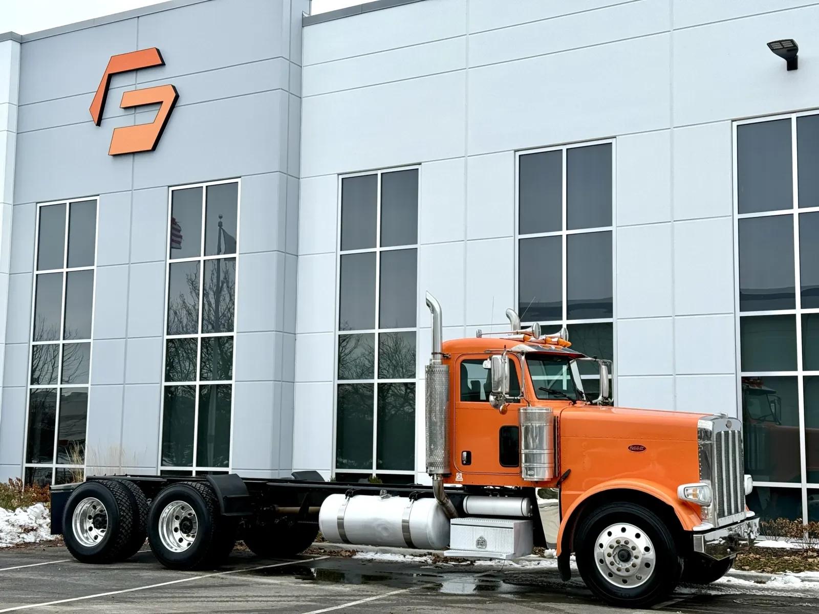 2016 Peterbilt 389 in New Lenox, IL — photo 2