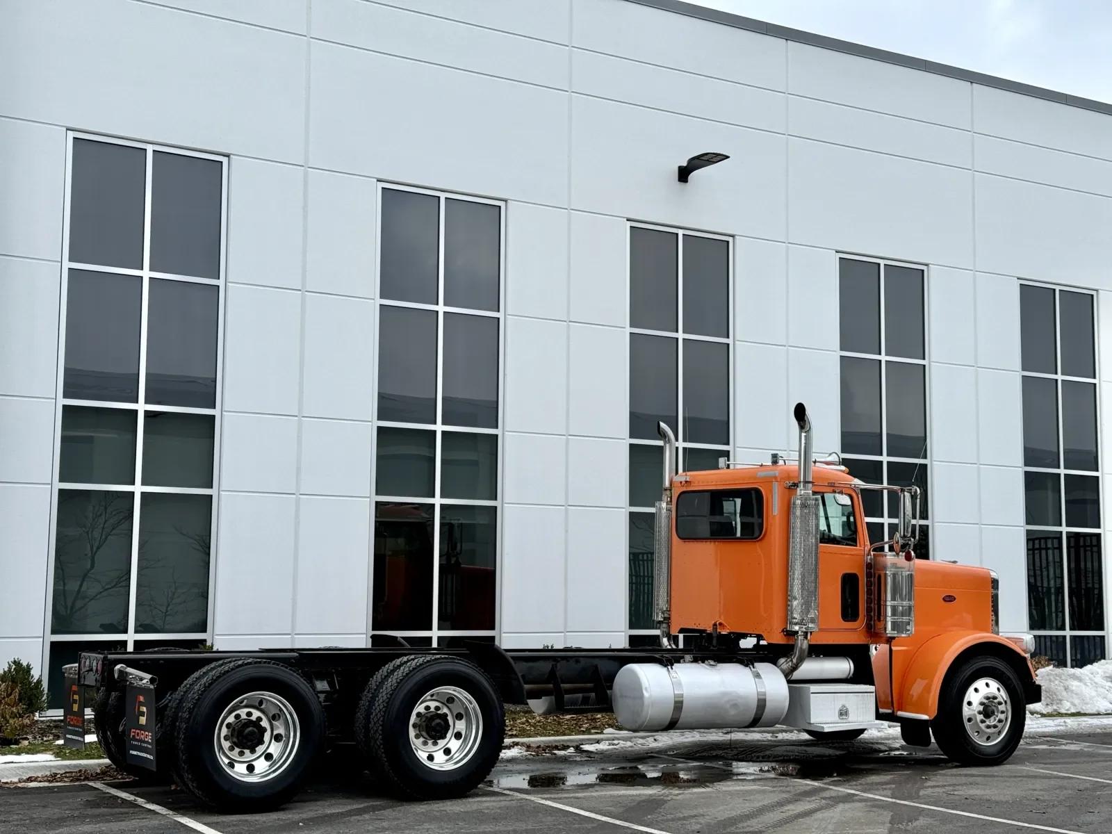 2016 Peterbilt 389 in New Lenox, IL — photo 5