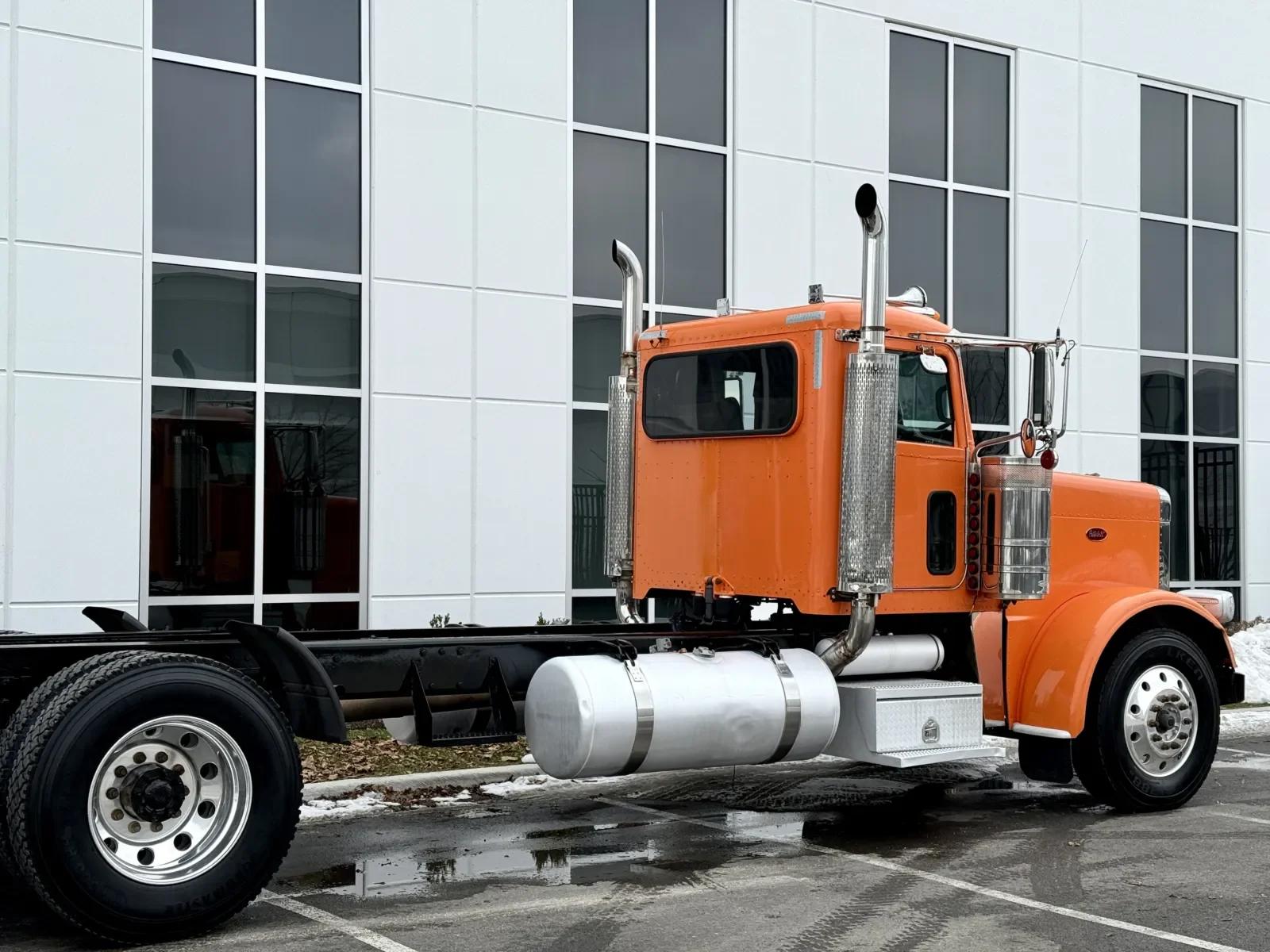 2016 Peterbilt 389 in New Lenox, IL — photo 7