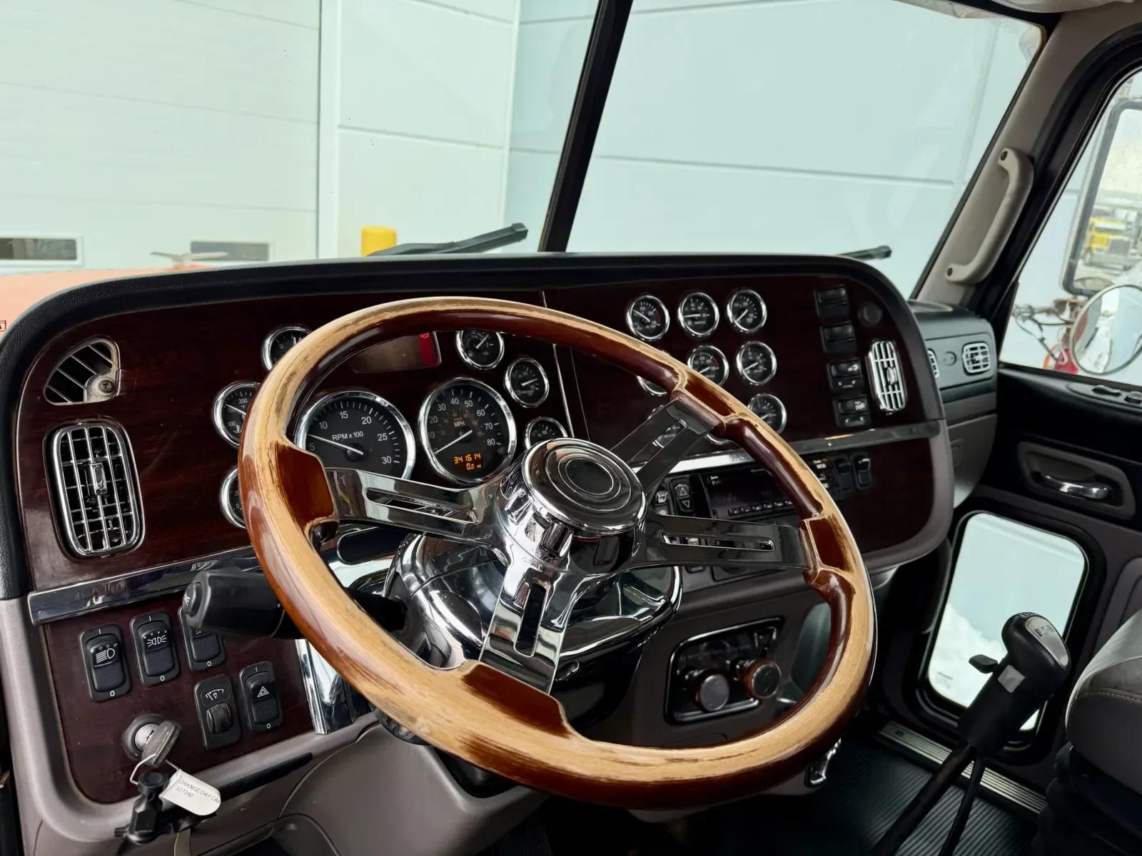 2016 Peterbilt 389 in New Lenox, IL — photo 15