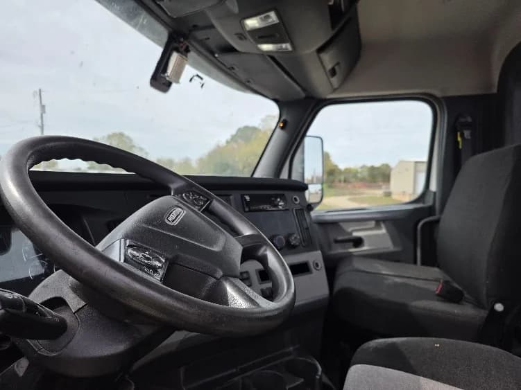 2020 Freightliner Cascadia in Jackson, MI — photo 10
