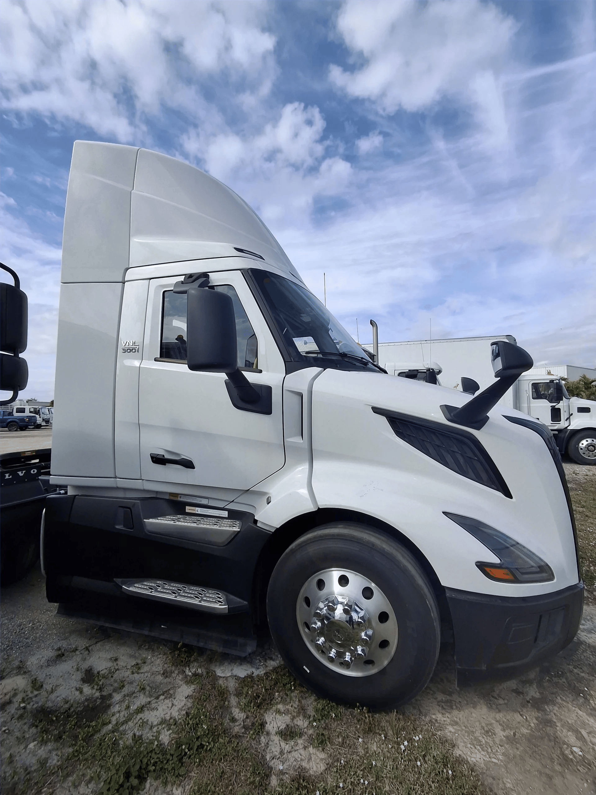 2025 Volvo VNL 300 in Fort Myers, FL — photo 2