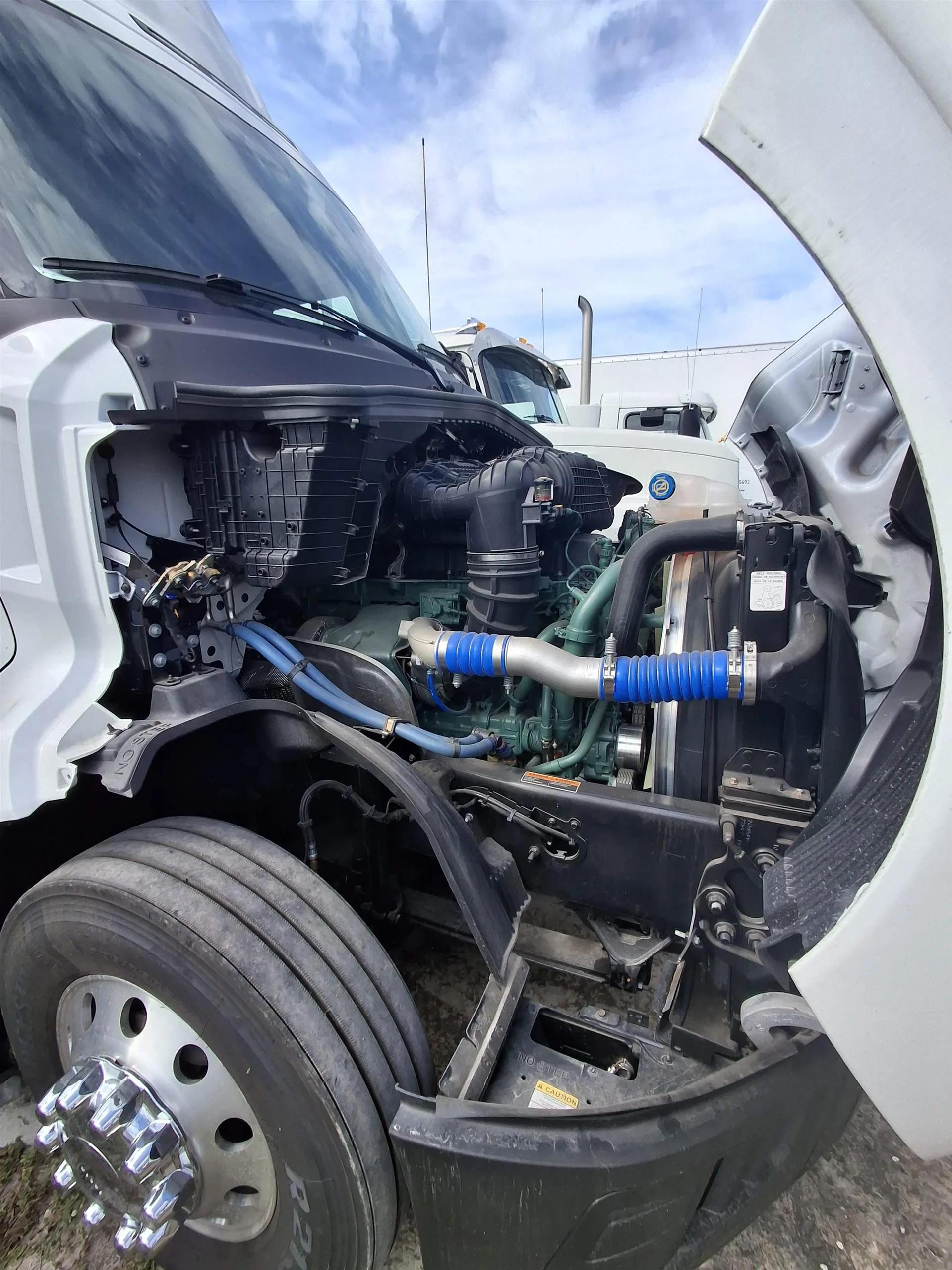 2025 Volvo VNL 300 in Fort Myers, FL — photo 4