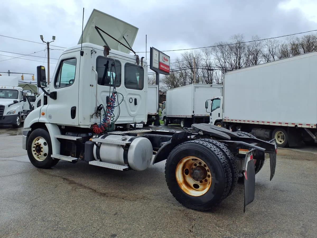2020 Freightliner Cascadia in Warwick, RI — photo 6