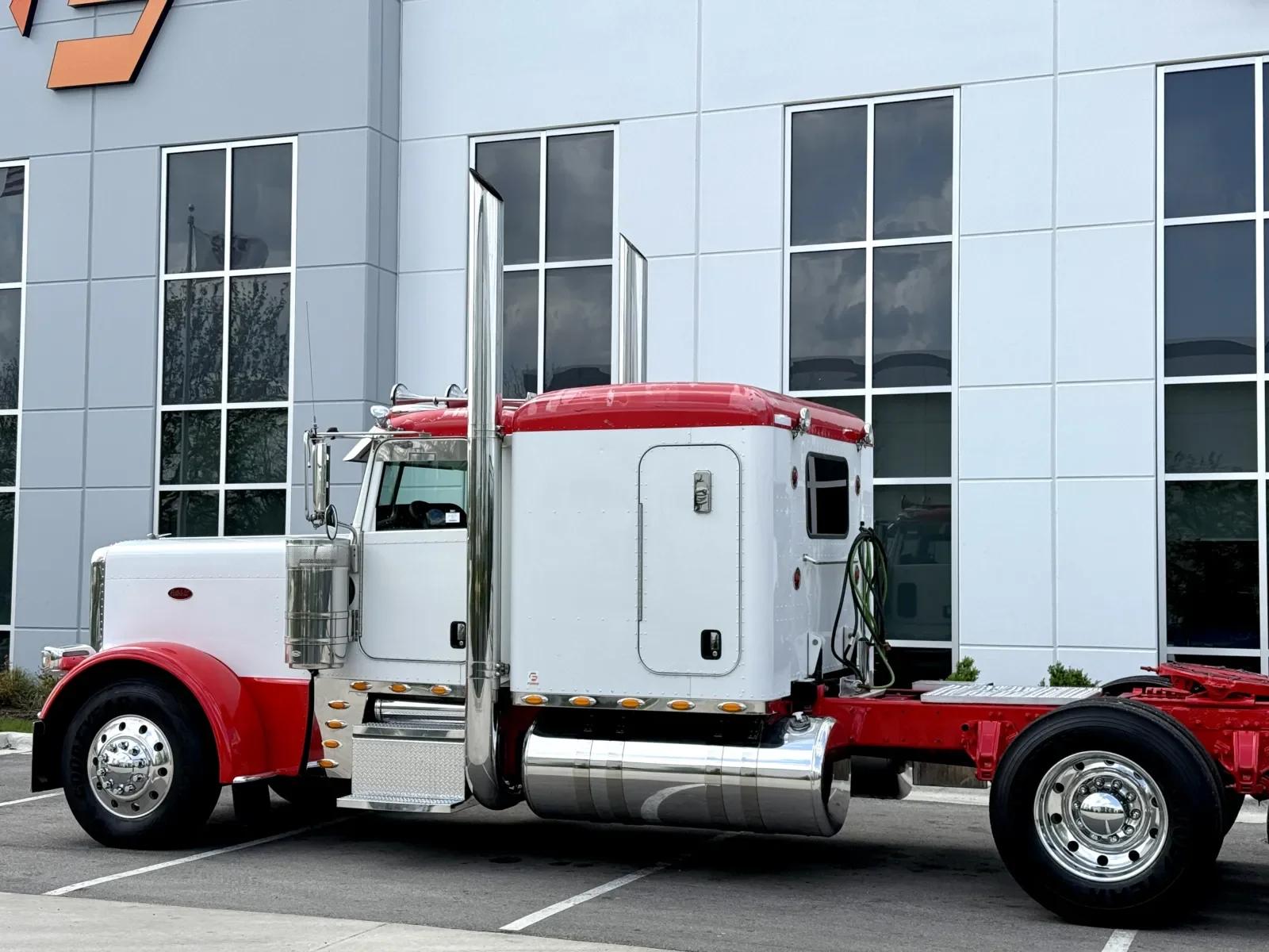 2013 Peterbilt 389 in New Lenox, IL — photo 8