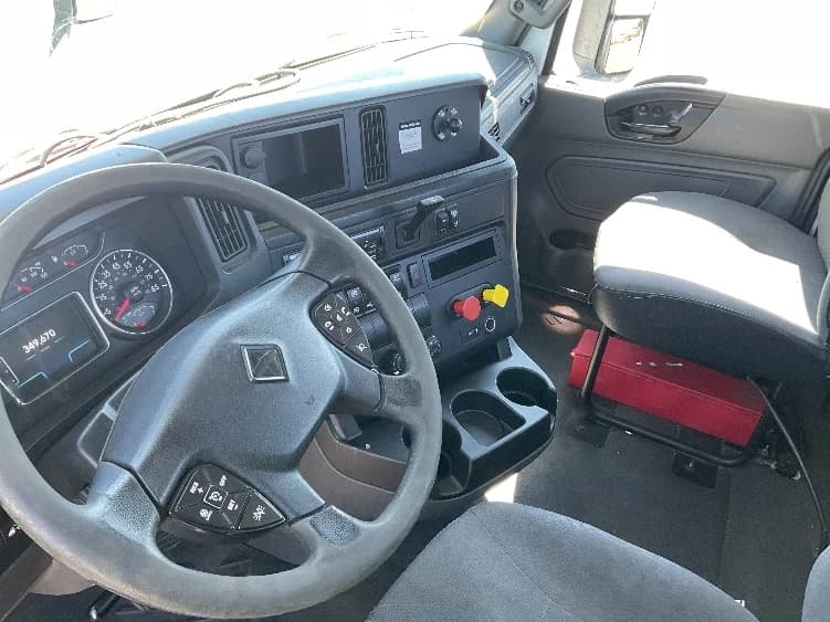 2019 International LT in Stockton, CA — photo 10