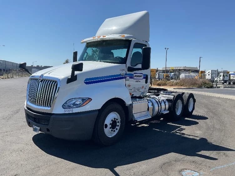 2019 International LT in Stockton, CA — photo 3