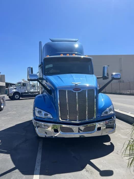 2024 Peterbilt 579 in Los Angeles, CA — photo 3
