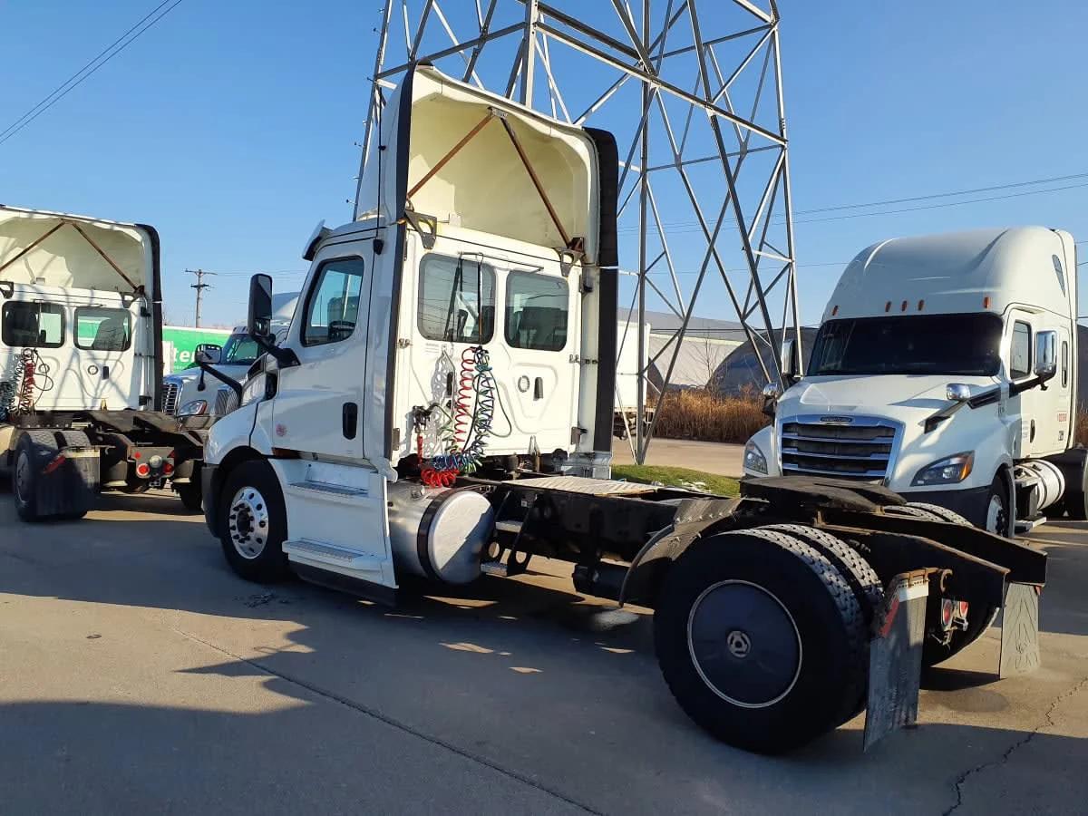 2020 Freightliner Cascadia in Indianapolis, IN — photo 6