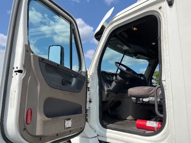 2018 Freightliner Cascadia in Londonderry, NH — photo 9
