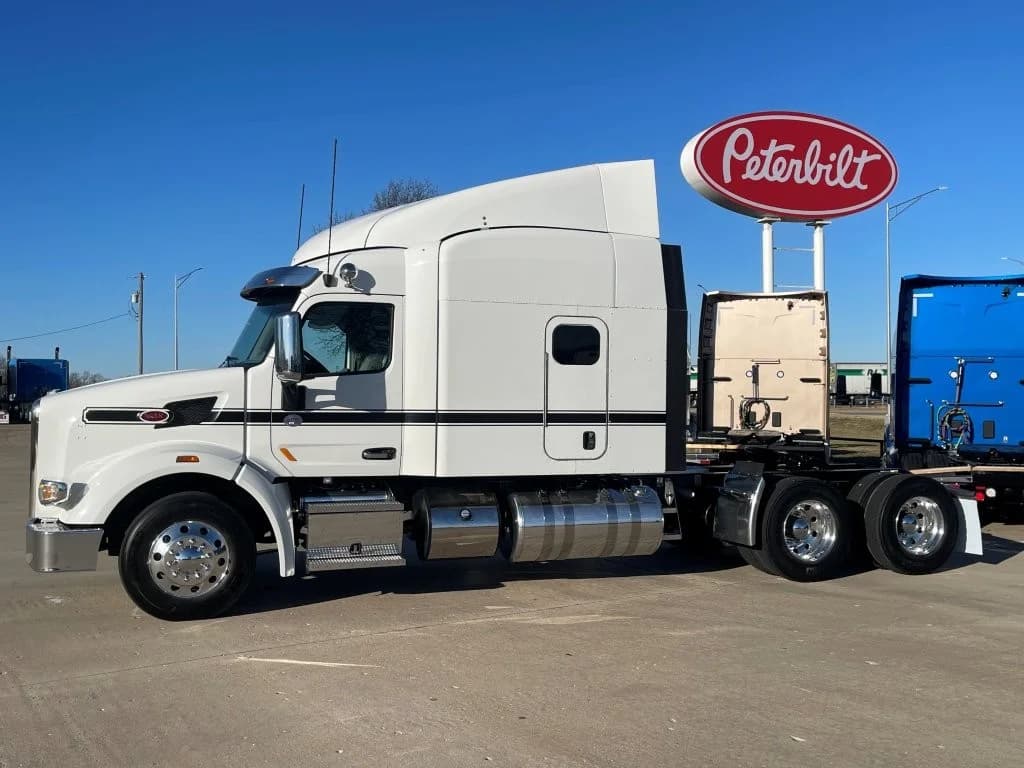 2022 Peterbilt 567 in Springfield, MO — photo 2