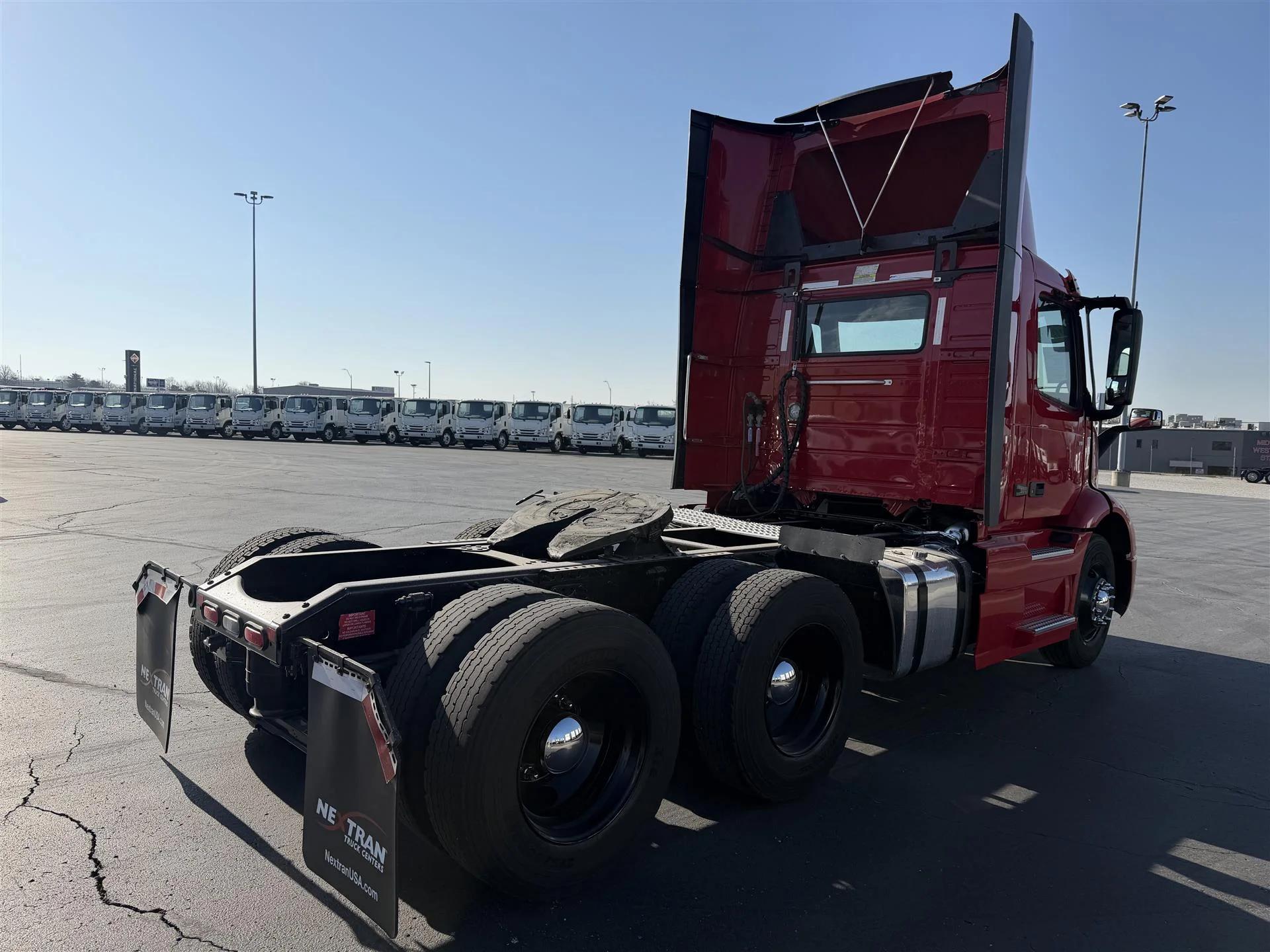 2020 Volvo VNR 640 in Kansas City, MO — photo 5