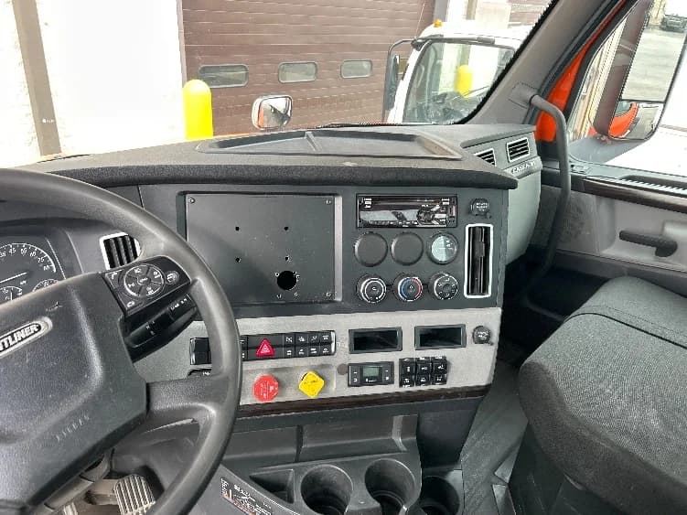 2020 Freightliner Cascadia in Peosta, IA — photo 10