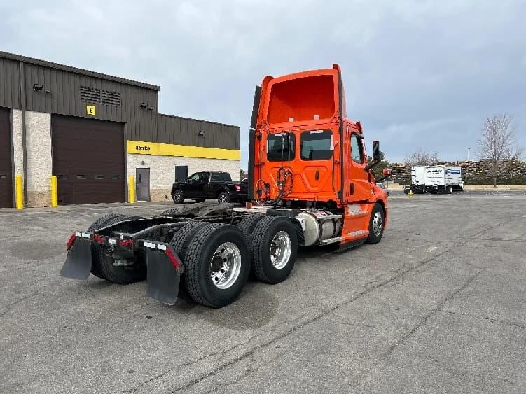 2020 Freightliner Cascadia in Peosta, IA — photo 7