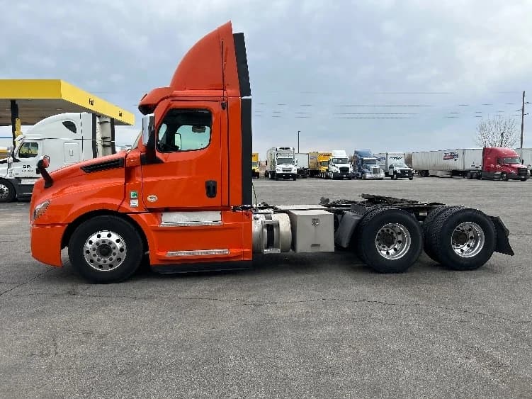 2020 Freightliner Cascadia in Peosta, IA — photo 4