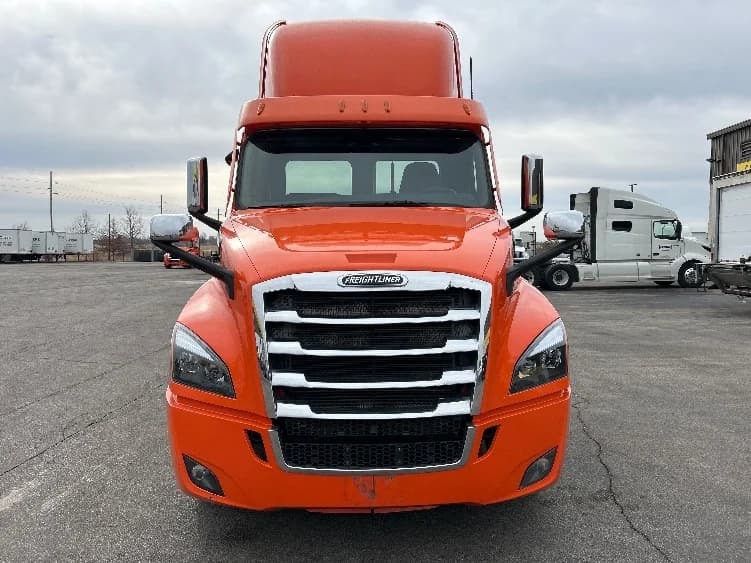 2020 Freightliner Cascadia in Peosta, IA — photo 2