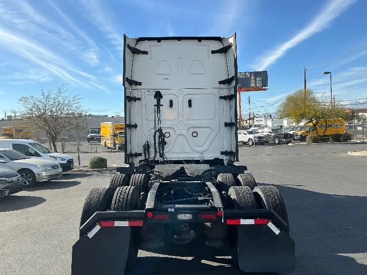2022 Freightliner Cascadia in Las Vegas, NV — photo 6