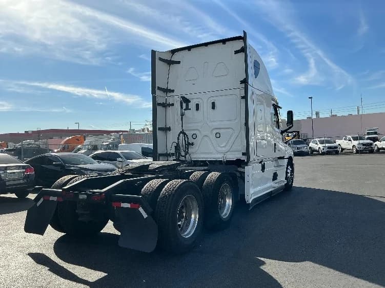 2022 Freightliner Cascadia in Las Vegas, NV — photo 7