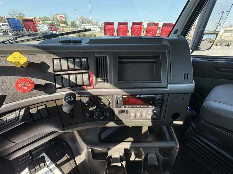 2024 Volvo VNR 640 in Memphis, TN — photo 14