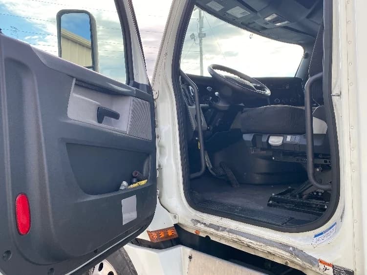 2020 Freightliner Cascadia in Resaca, GA — photo 9