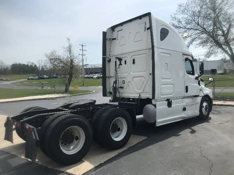 2020 Freightliner Cascadia in Harrisburg, PA — photo 7
