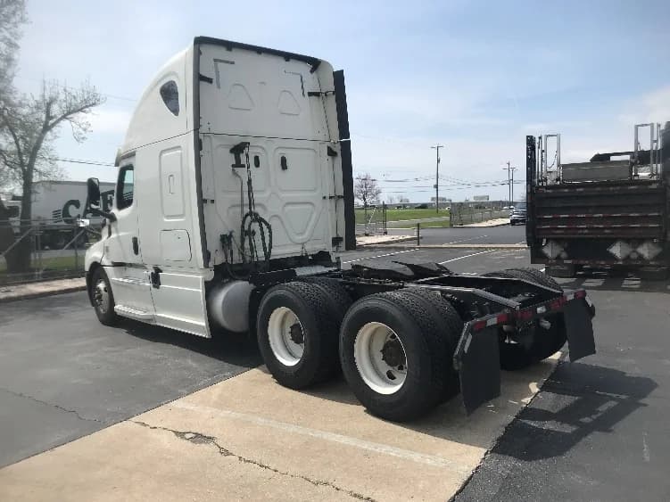 2020 Freightliner Cascadia in Harrisburg, PA — photo 5