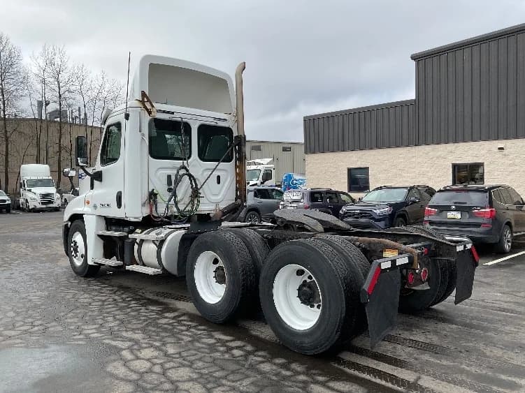2019 Freightliner Cascadia in Jessup, PA — photo 5