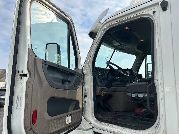 2019 Freightliner Cascadia in La Porte, IN — photo 9