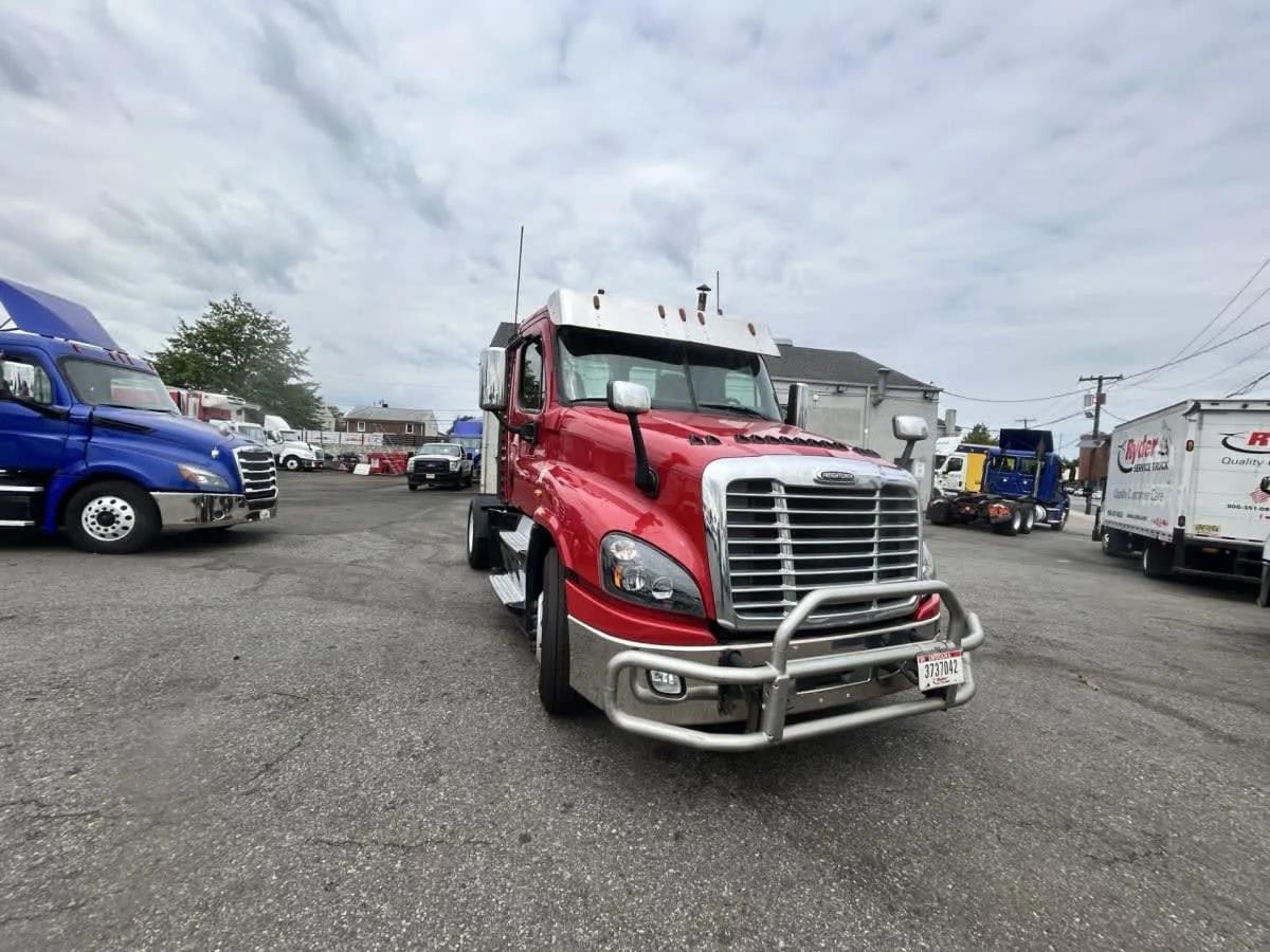 2019 Freightliner Cascadia in Newark, NJ — photo 3