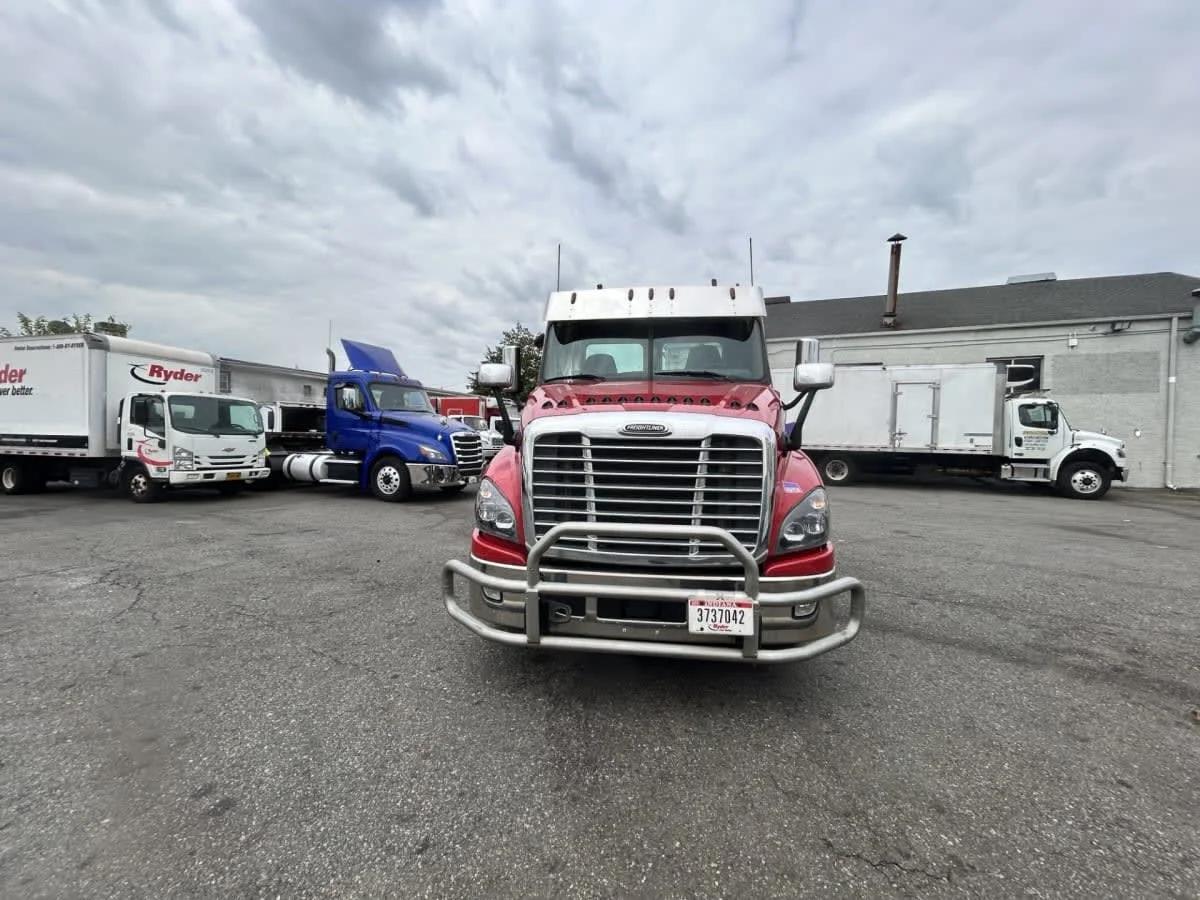 2019 Freightliner Cascadia in Newark, NJ — photo 2