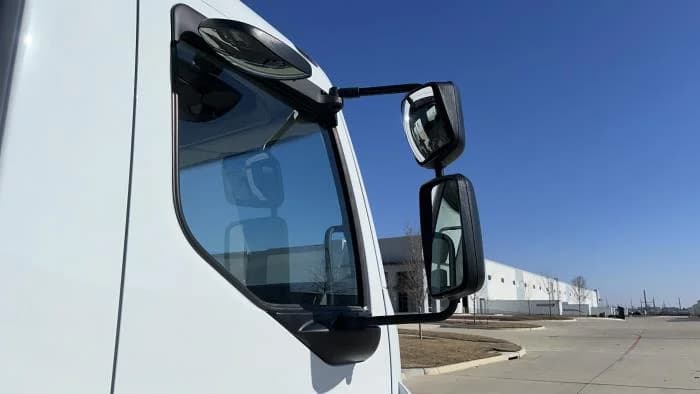 2025 Peterbilt 220EV — photo 17