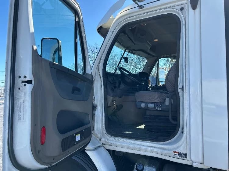 2017 Freightliner Cascadia in Harrisburg, PA — photo 9