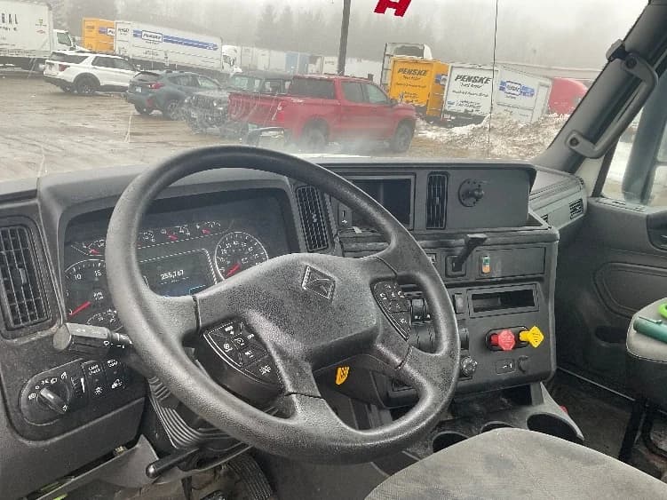 2019 International LT in Londonderry, NH — photo 10