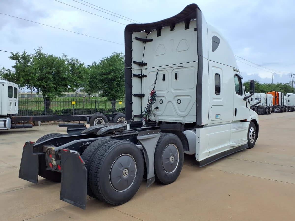 2023 Freightliner Cascadia in Houston, TX — photo 4