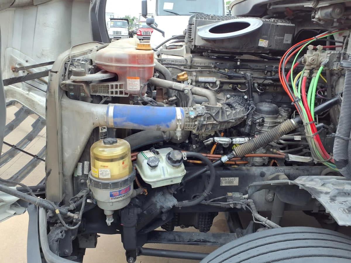 2023 Freightliner Cascadia in Houston, TX — photo 9