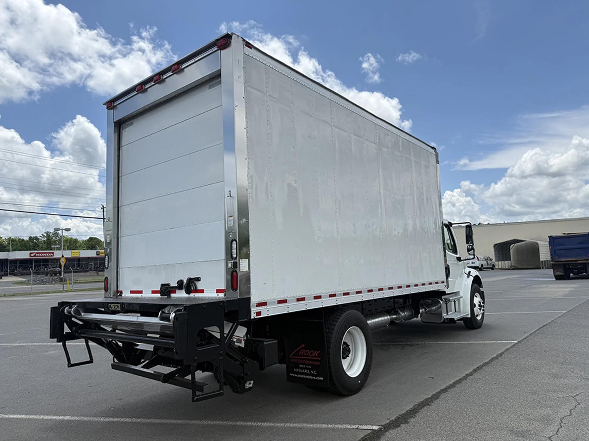 2017 Freightliner M2 106 — photo 4
