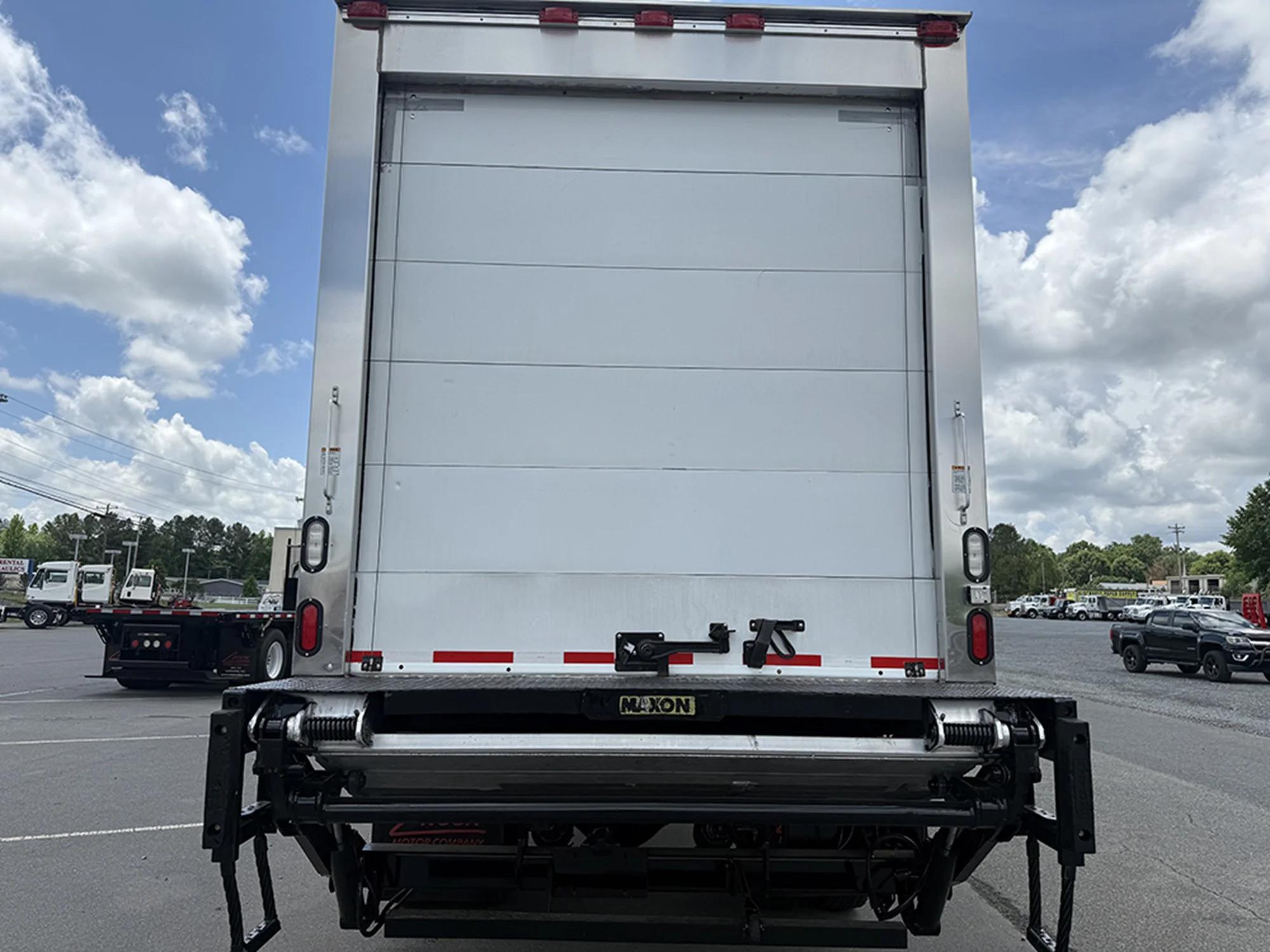 2017 Freightliner M2 106 — photo 5