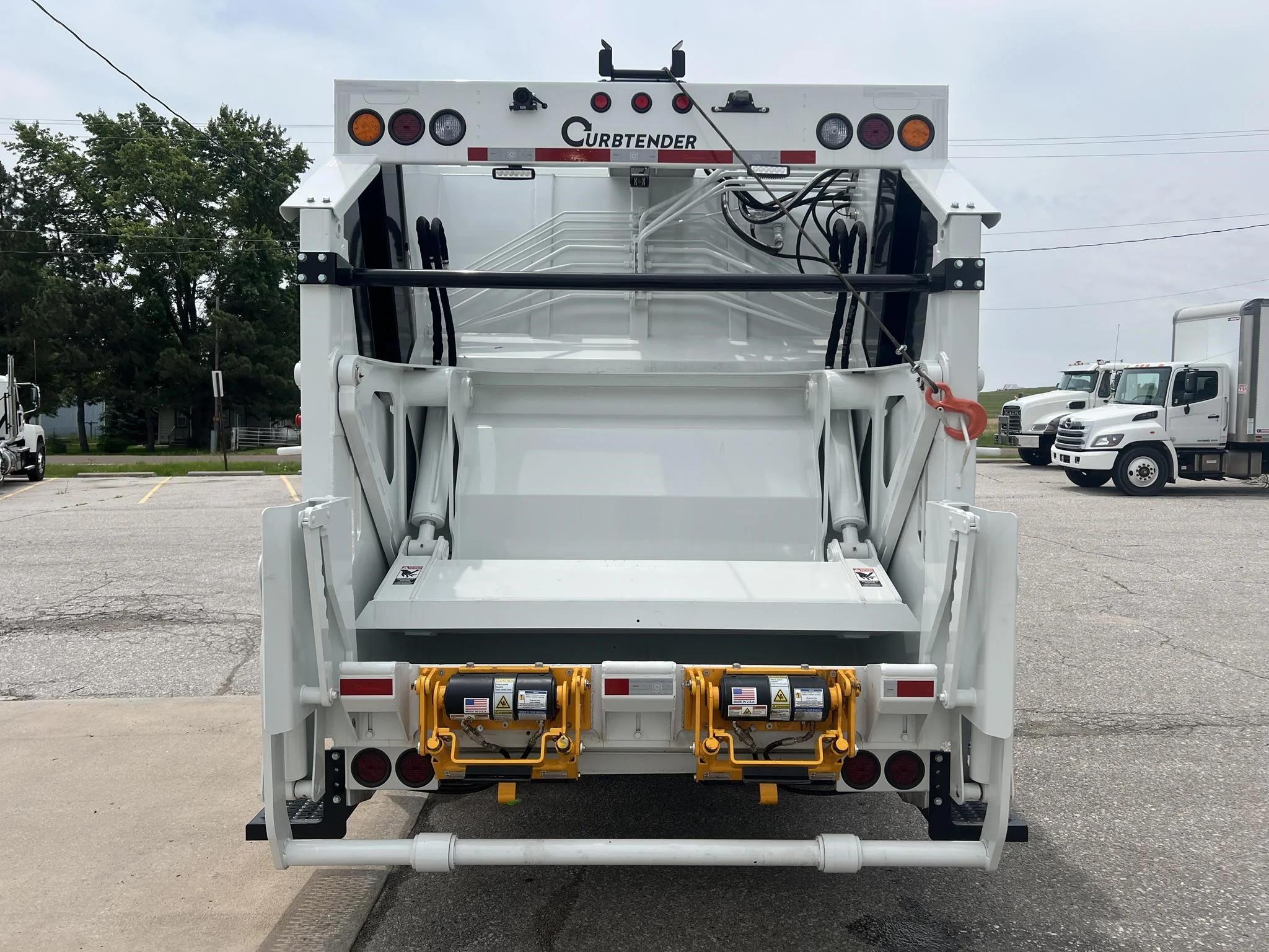 2025 Hino L7 — photo 4