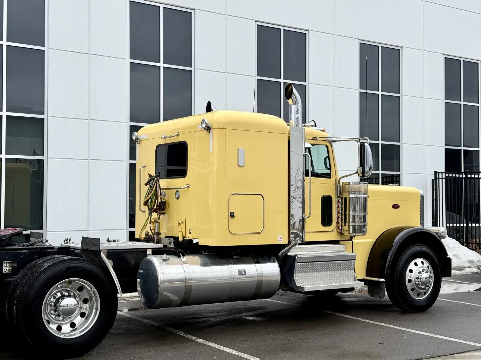 2023 Peterbilt 389 in New Lenox, IL — photo 7