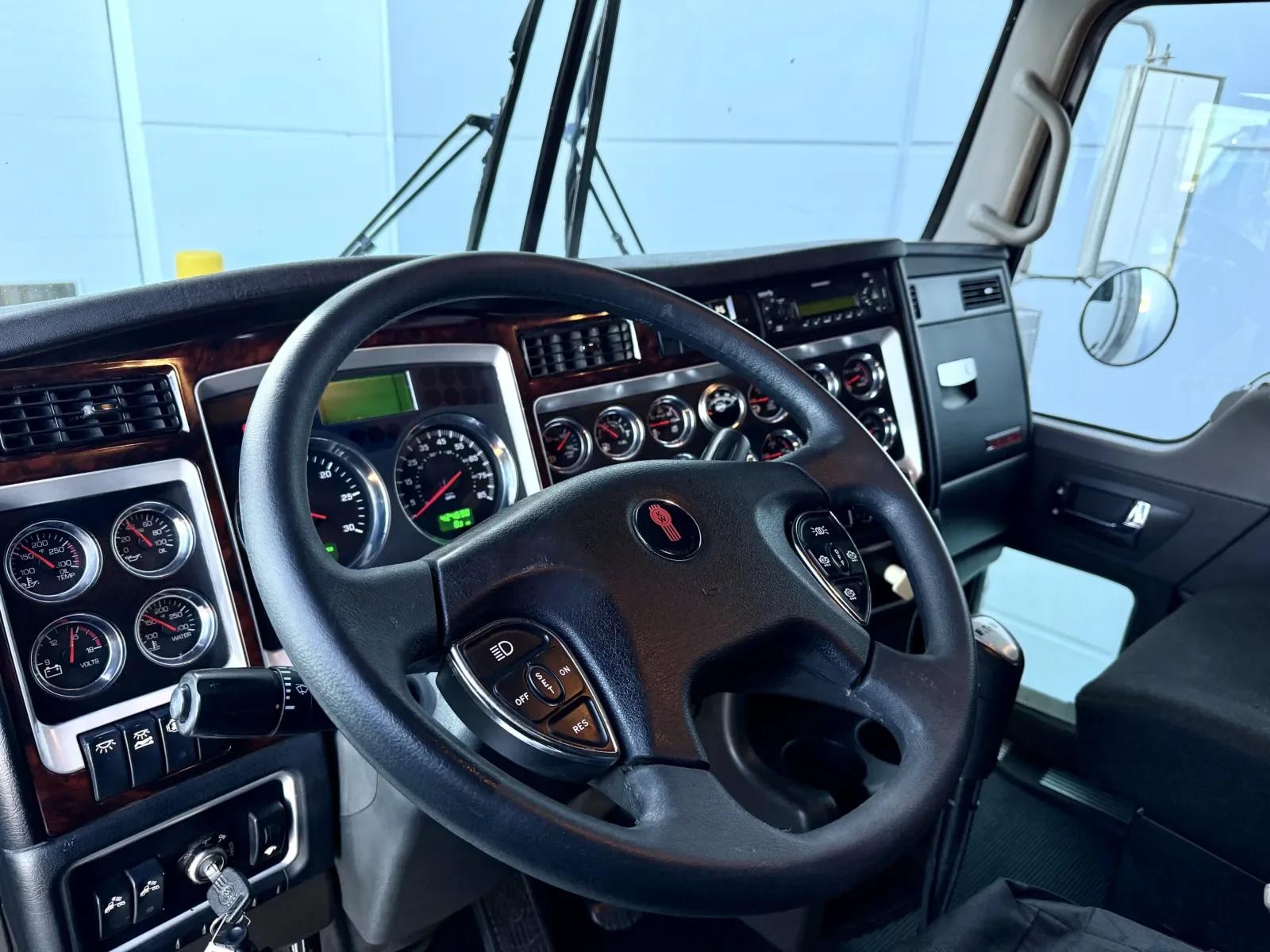 2012 Kenworth T800 in New Lenox, IL — photo 15