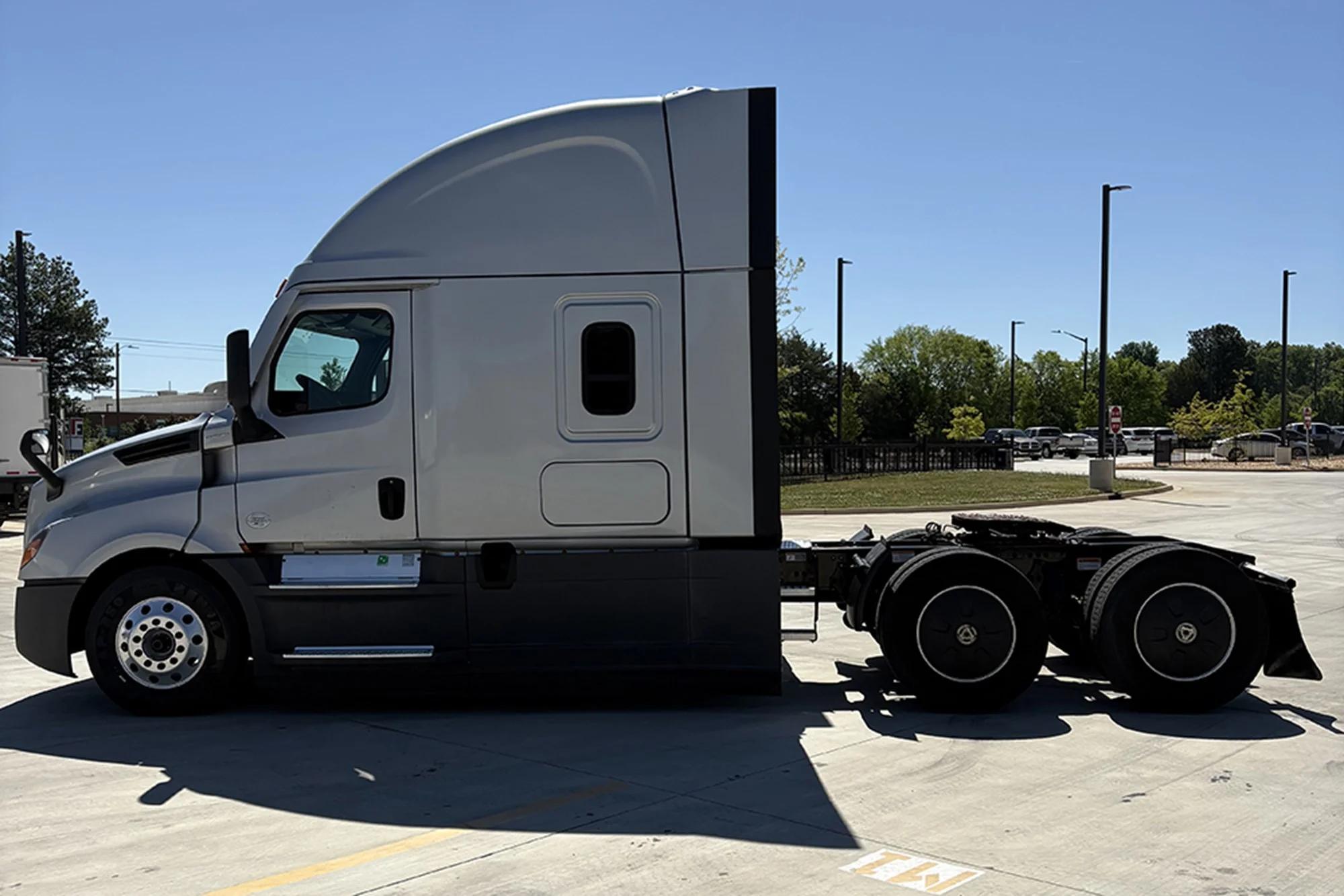 2023 Freightliner Cascadia — photo 6