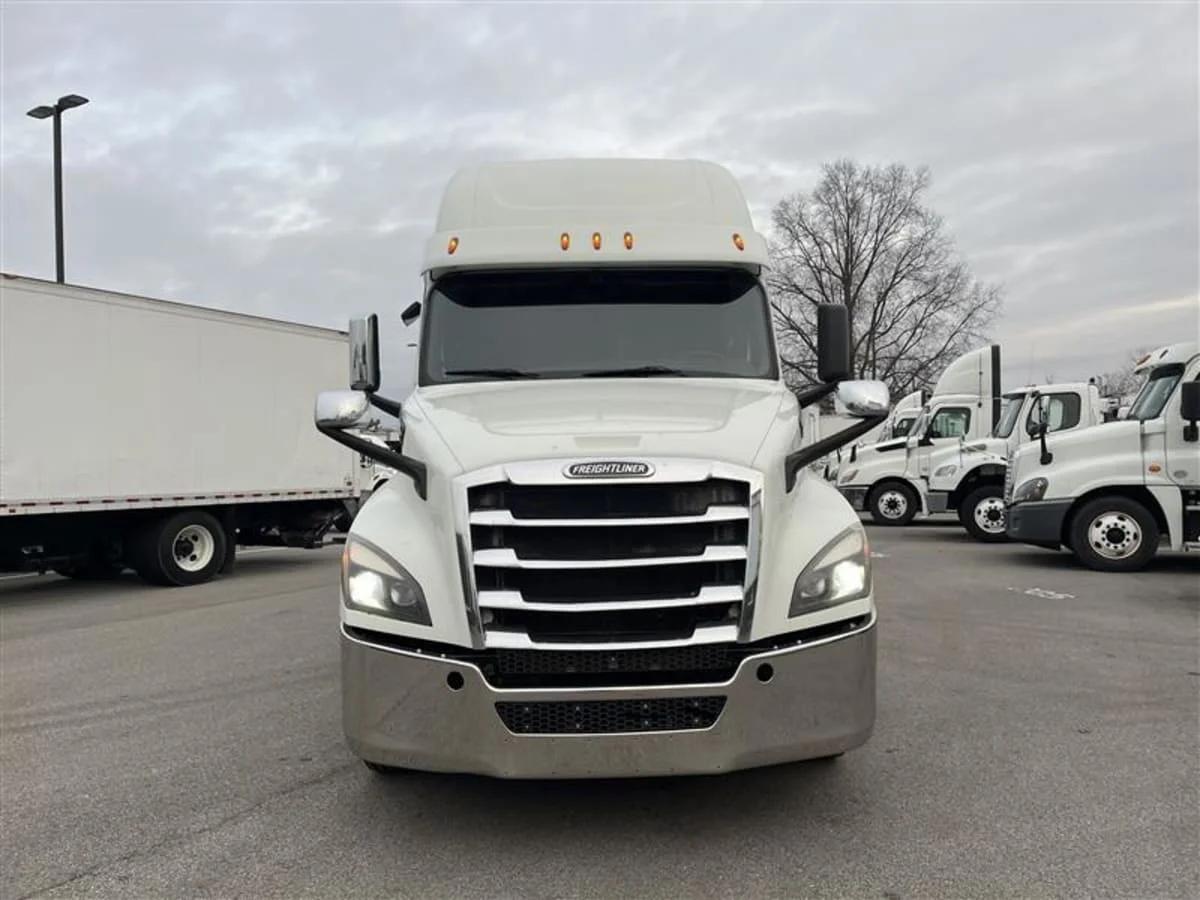 2020 Freightliner Cascadia in Beltsville, MD — photo 2