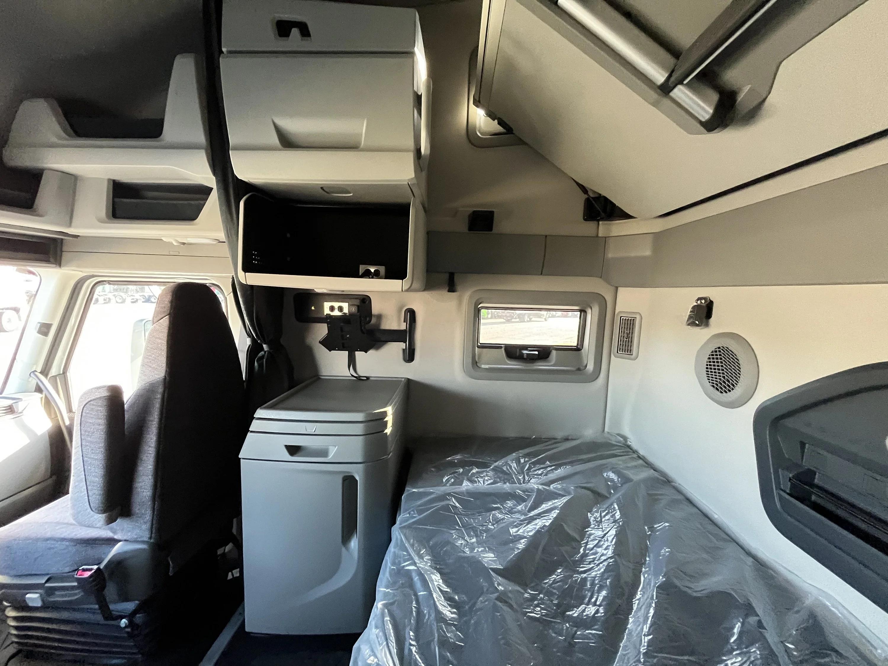 2027 Volvo VNL 860 in LA VERGNE, TN — photo 17