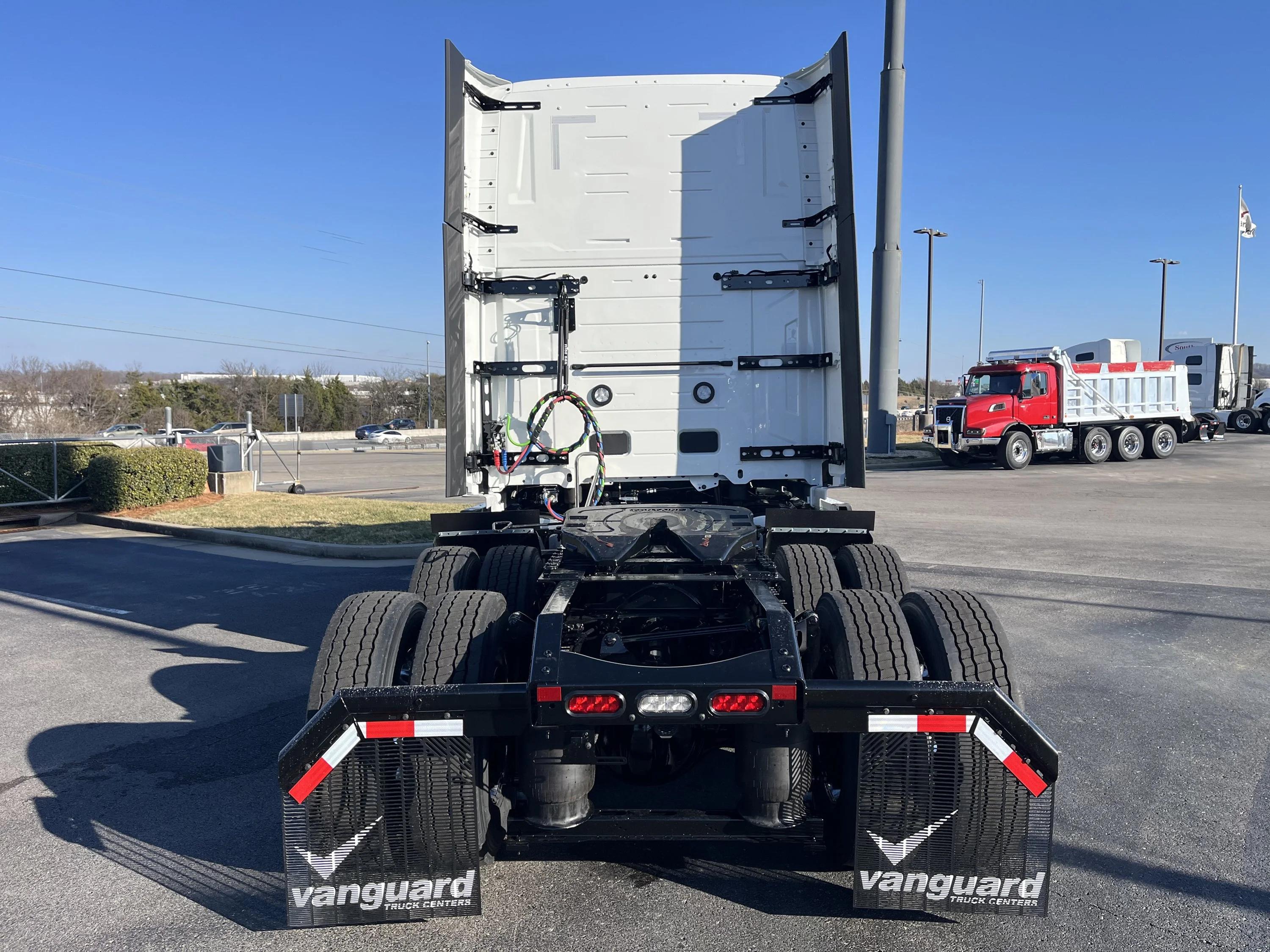 2027 Volvo VNL 860 in LA VERGNE, TN — photo 4