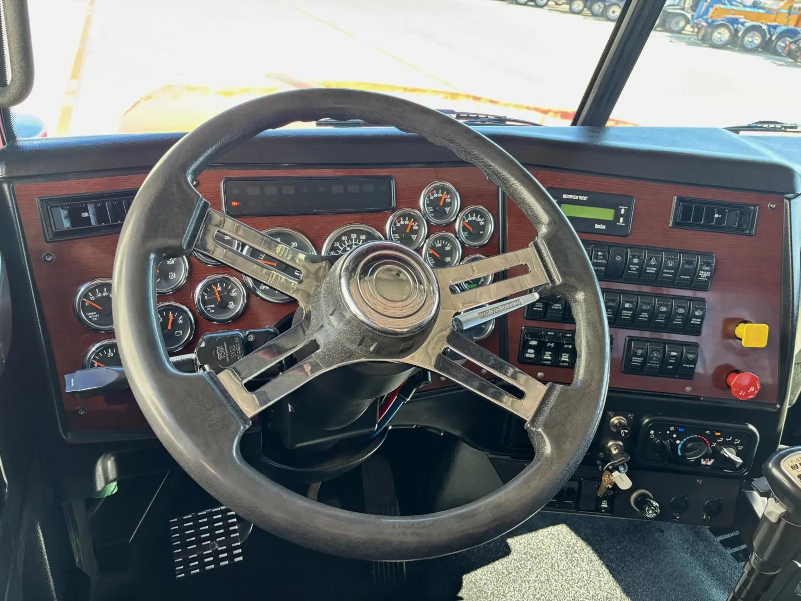 2019 Western Star 4900 in Hutchins, TX — photo 16