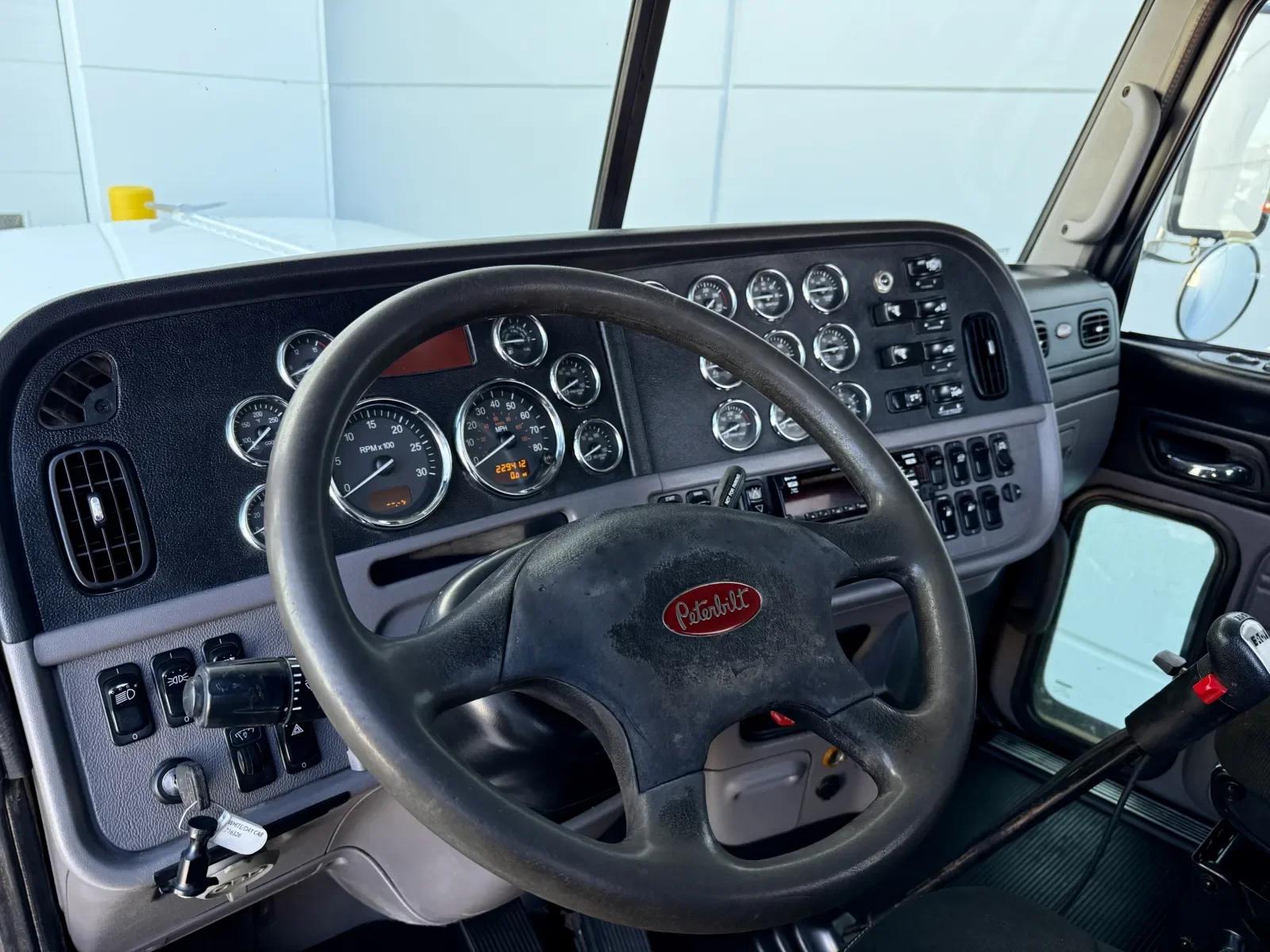 2020 Peterbilt 389 in New Lenox, IL — photo 15