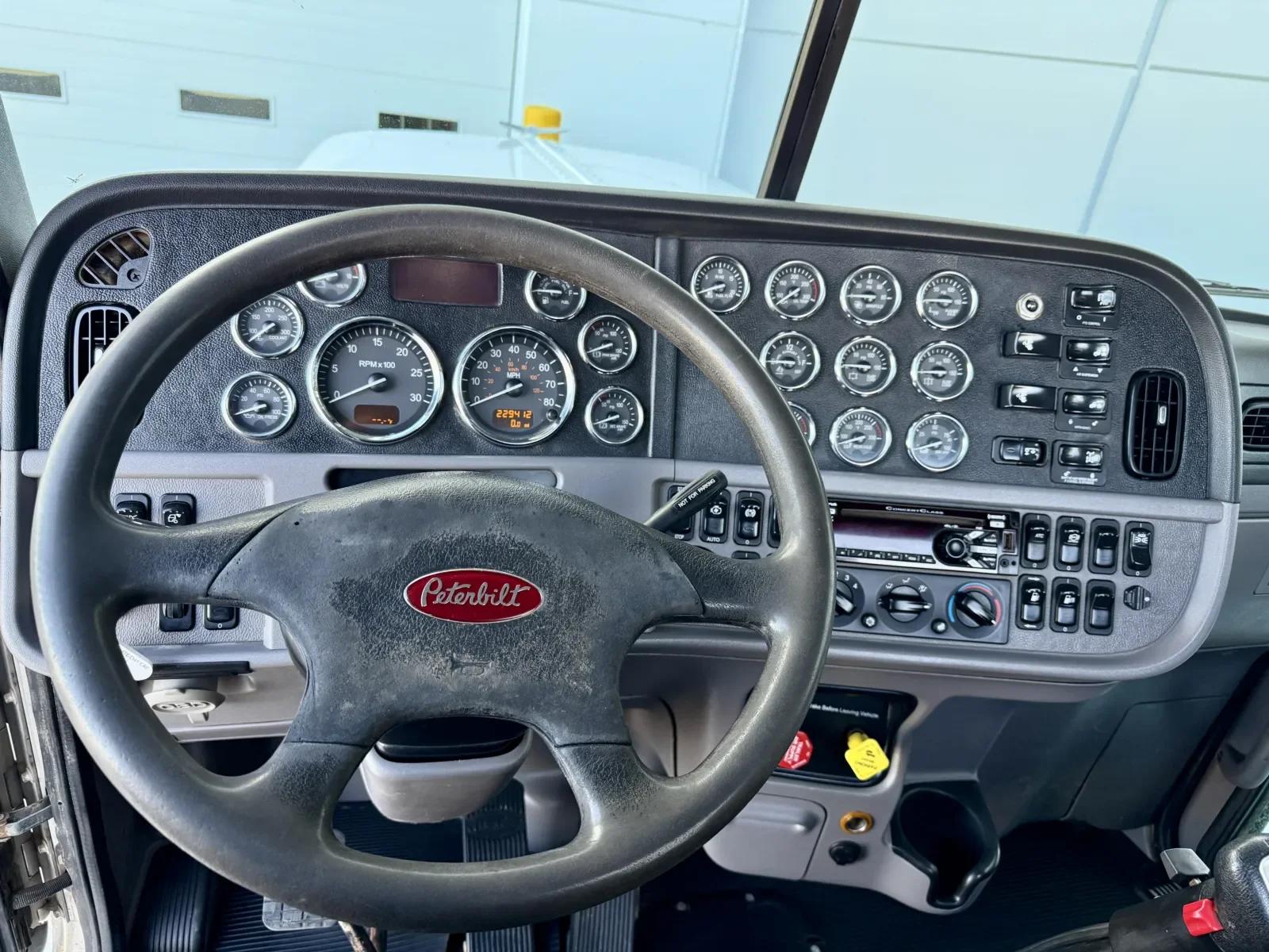 2020 Peterbilt 389 in New Lenox, IL — photo 16