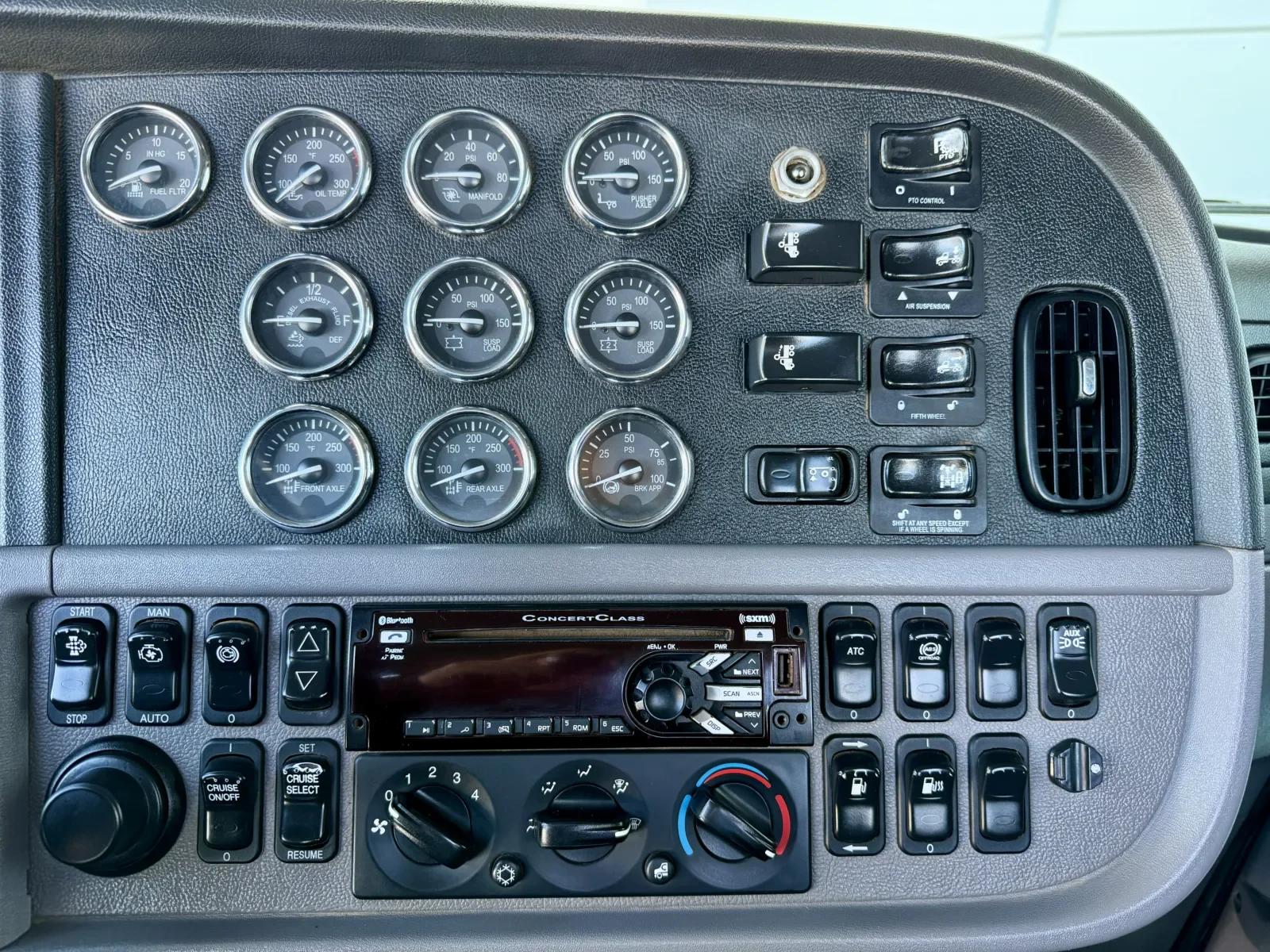 2020 Peterbilt 389 in New Lenox, IL — photo 18
