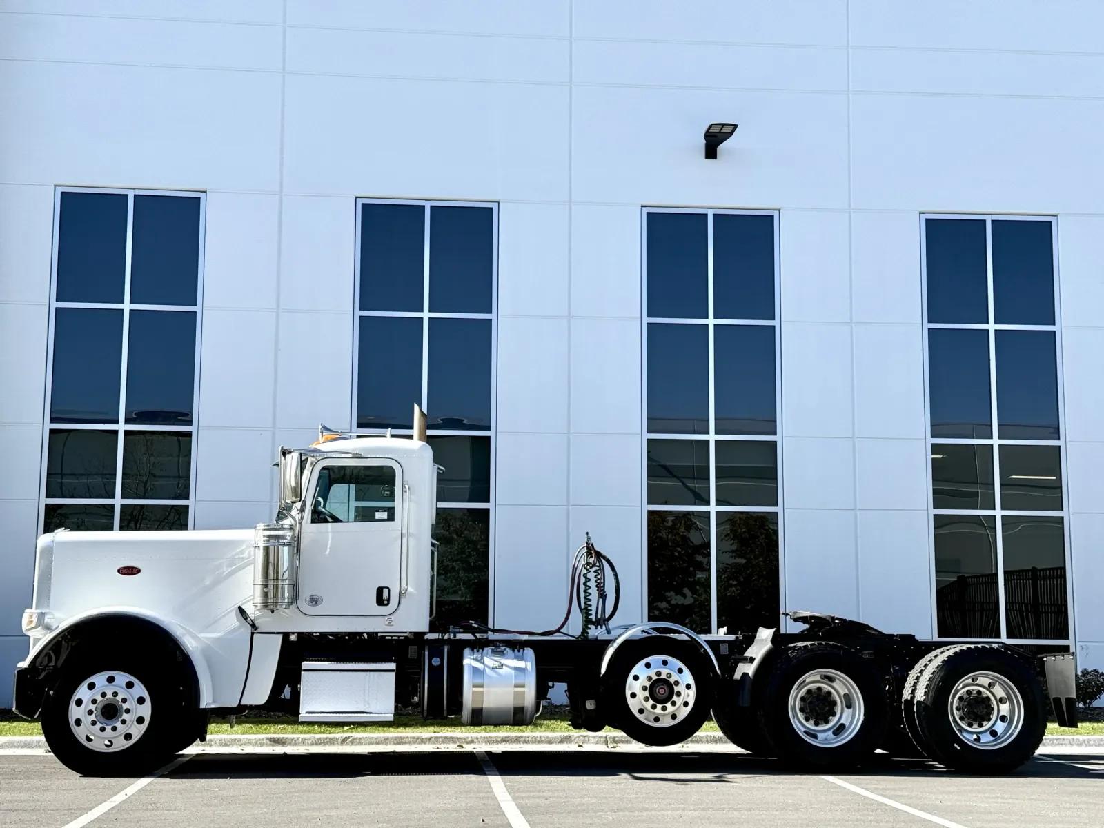 2020 Peterbilt 389 in New Lenox, IL — photo 4