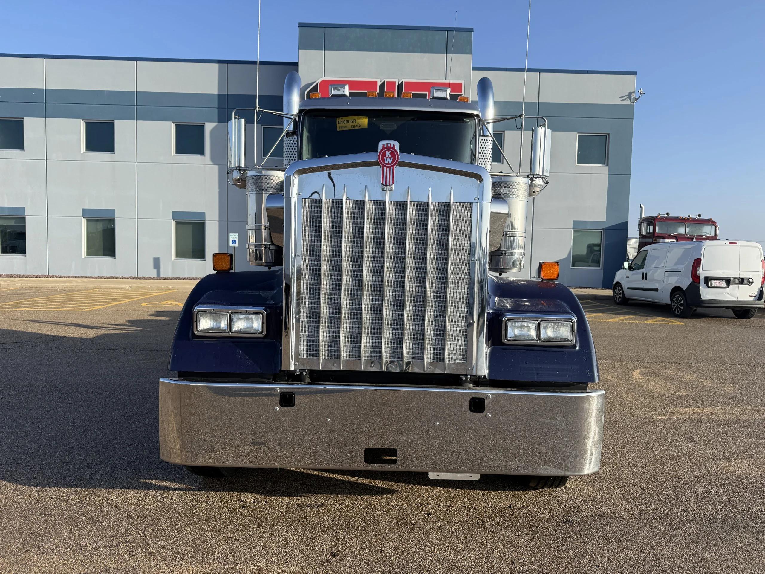 2027 Kenworth W900 in Peru, IL — photo 2